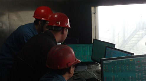 煤廠的技術(shù)人員和操作員探討工控機(jī)的操作.png