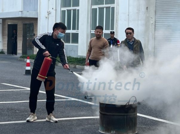 進(jìn)行使用滅火器滅火.png 進(jìn)行使用滅火器滅火.png